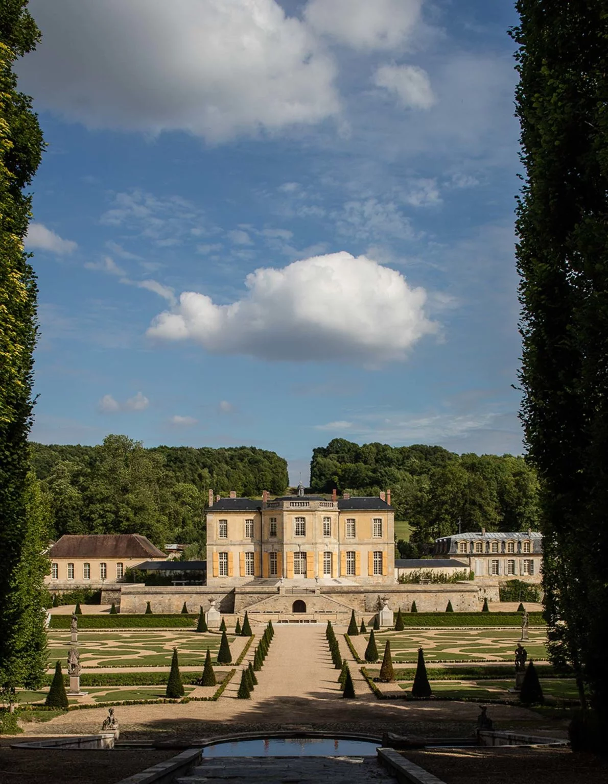 Chateau-de-Villette-luxury-property-available-for-exclusive-rent-rental-weddings-events-departure-magazine-photo-famous-facade-swimming-pool-The-Heritage-Collection-1190x1536