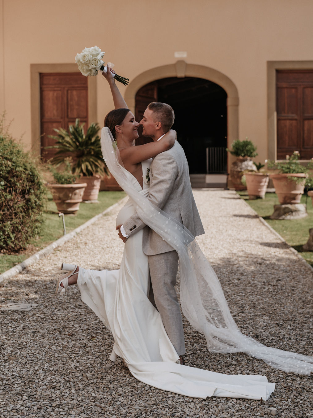 Villa Wedding in Tuscany by Nagi Graphy