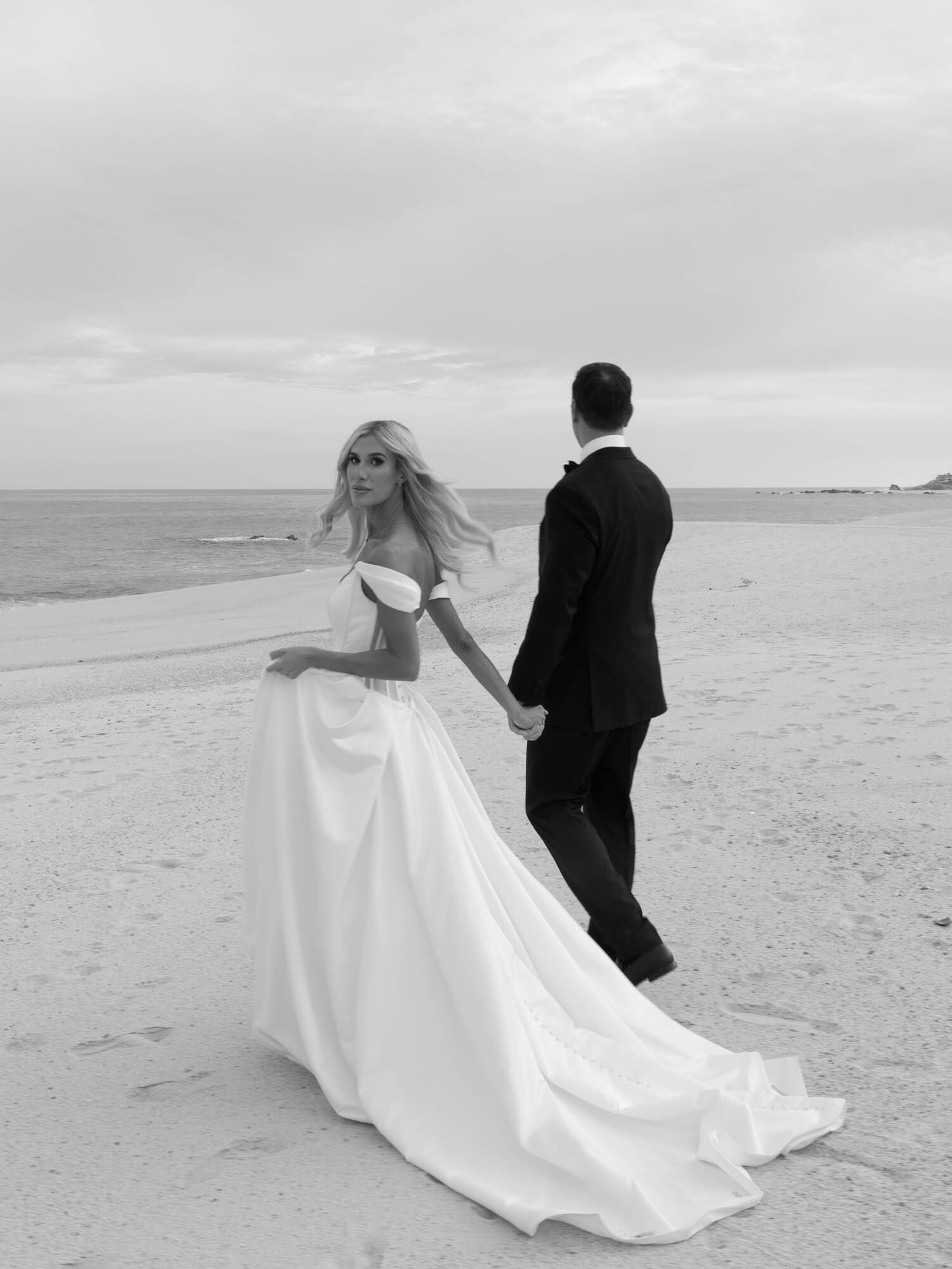 A Cabo Beach Wedding That Looks More Black Tie Than Vacation -  WEDVIBES.MEDIA